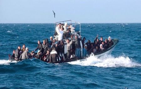 ВМС Италии спасли более 200 нелегальных эмигрантов